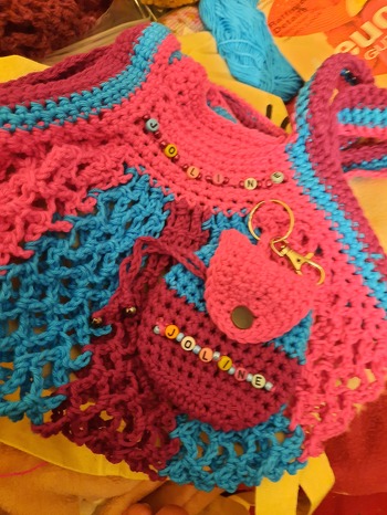 Ein kleiner Rucksack mit einem kleinen Eddanetz ( (gefunden auf YouTube)personalisiert mit Buchstabenperlen als Geschenk für meine Enkelin.
Der kleine Rucksack ist superleicht nachzuarbeiten.