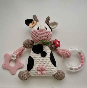 Eine tolle Anleitung, ausführlich beschrieben und leicht nachzuarbeiten. Diese süße Kuh ist ein Geschenk für meine kleine Enkelin ❤️ Den Körper habe ich etwas kleiner gemacht und zusätzlich eine Rassel und einen Beißring angebracht. Es hat viel Spaß gemacht sie zu häkeln 😘