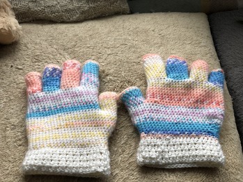 Sehr einfache Anleitung von Handschuhen zum schnellen Häkeln.