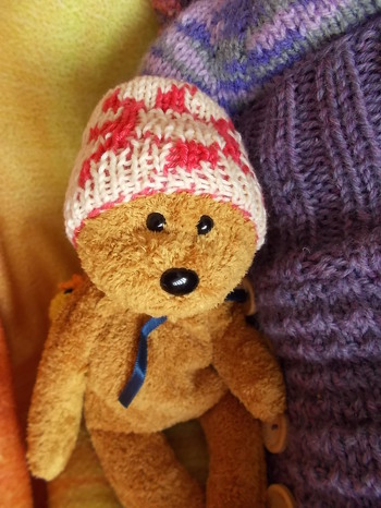 Der Eierwärmer kann auch zweckentfremdet werden als Mütze (Beanie) bei einem kleinen Teddy.
Es hat Spaß gemacht, ihn vorab Probe zu stricken.