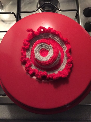 Der Topflappen ist ja im Moment total angesagt bei den Campern 🤗 also brauchte ich natürlich auch einen. Mit der Anleitung wirklich fast ein Kinderspiel.
Nur bei der letzten Runde musste ich improvisieren. So gut die Anleitung auch ist ich konnte mit dem Picot nix anfangen. Liebe meinen Lappen aber trotzdem 🤪