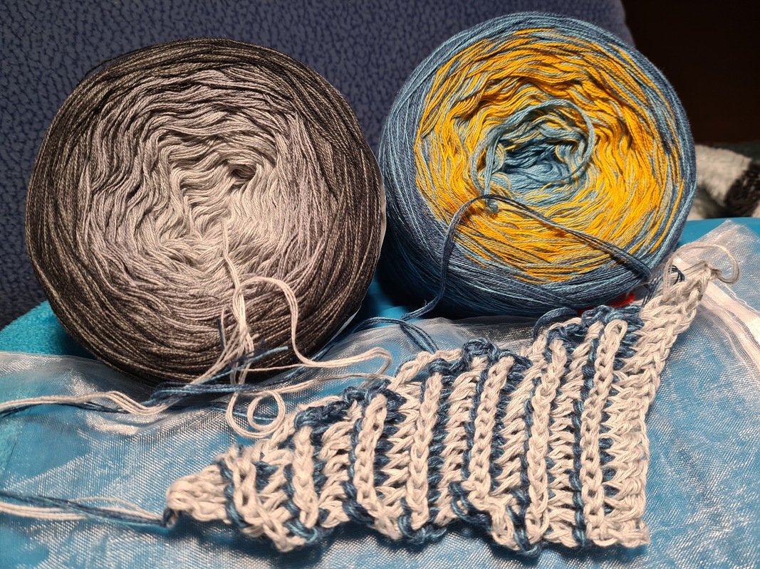 "Sudan" kuscheliges Häkeltuch mit dem besonderen Farbeffekt - Anleitung