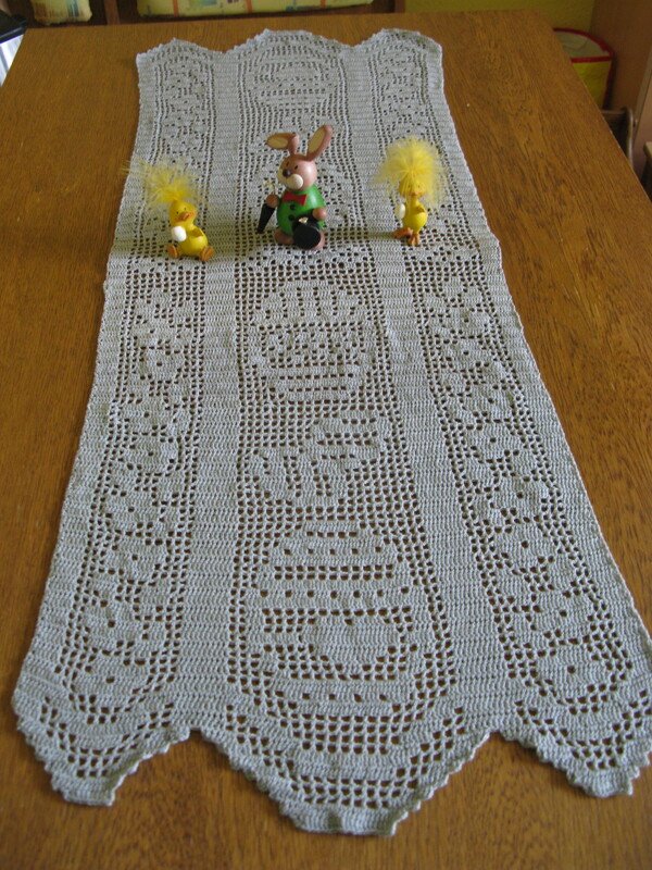 Tischläufer "Frohe Osterzeit" Häkeln / Anleitung