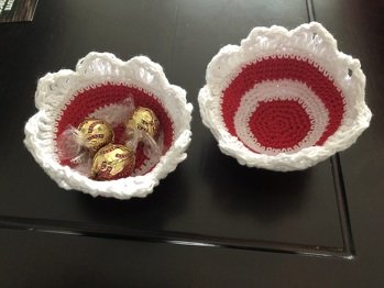 Das Häkeln war kein Problem, aber leider sind Ober- und Unterteil nicht stabil genug, um sie zusammen zu setzen.