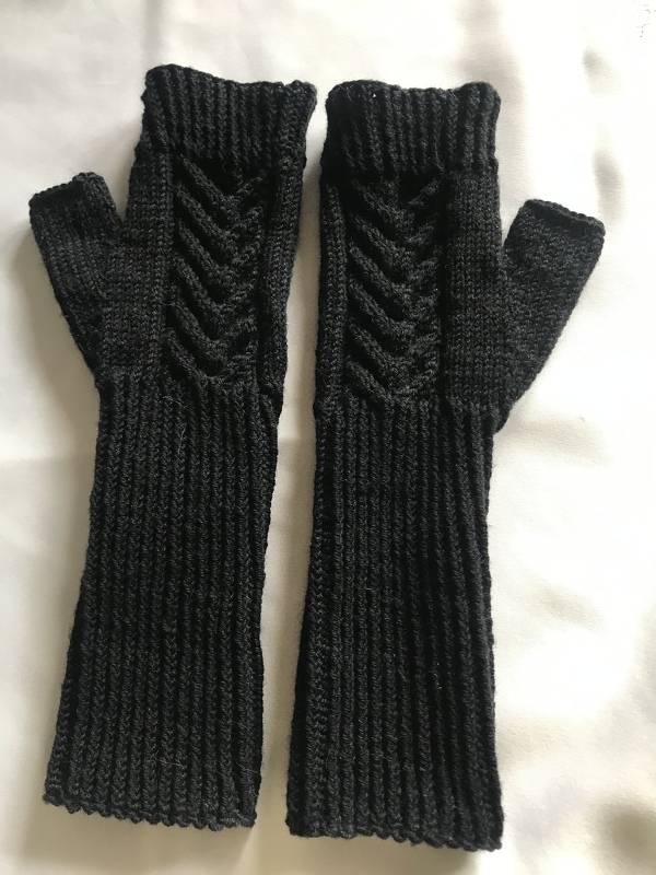 Strickanleitung für Handstulpen mit Zopf und Streben