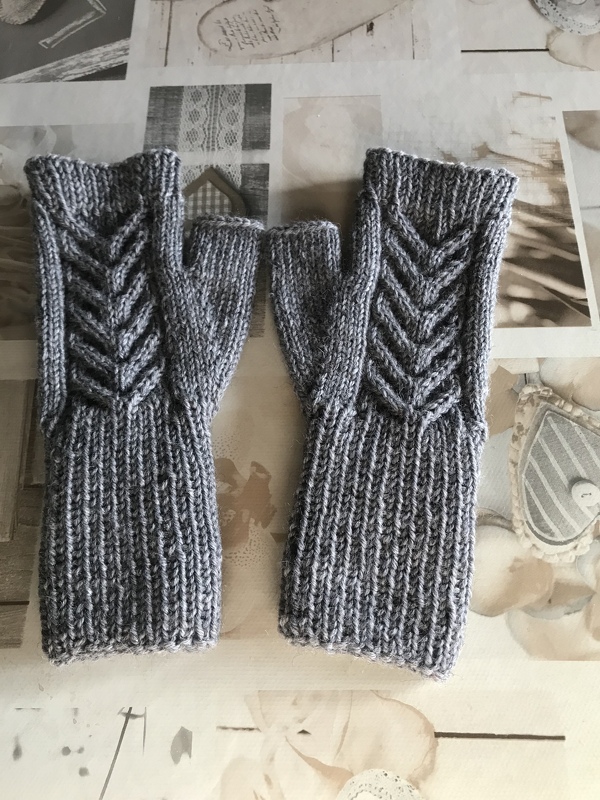 Strickanleitung für Handstulpen mit Zopf und Streben