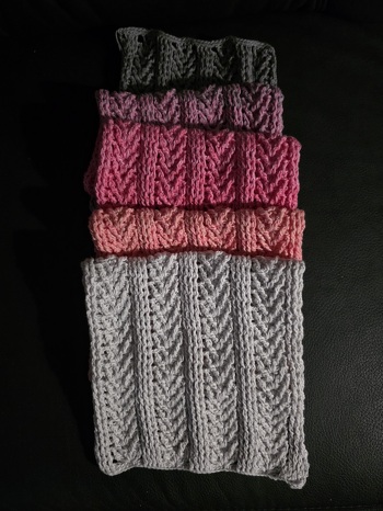 Ich habe den Schal mit 100% Cotton 800m  4 fädig normal gehäkelt. Angefangen mit 61 Maschen, leider sind die Maße 145 x 22, es lag wahrscheinlich an der Lauflänge. Ansonsten bin ich sehr zufrieden.