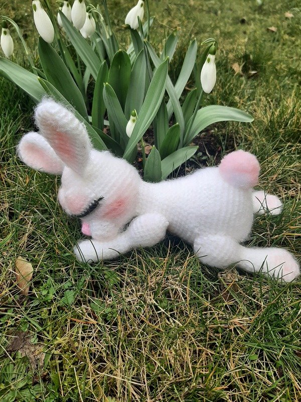 müdes kleines Häschen träumt von Frühling und Ostern