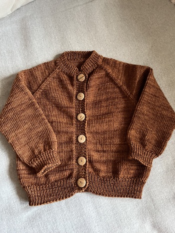 Ich hab diese Jacke schon zum zweiten Mal gestrickt . Sie ist für meine Enkelin , die drei Jahre alt wird .
Die erste war zu klein geworden , und die Anleitung hat mir gut gefallen.