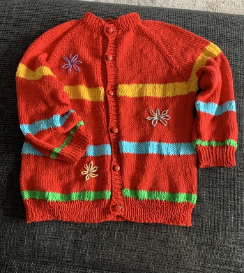 Schöne Jacke, meine Enkelin hat sich sehr gefreut darüber. Die Anleitung ist auch für Anfänger gut geeignet..