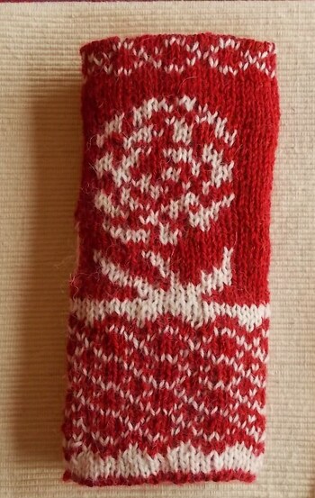 Die Stulpen sind super, sehr schön warm und trotzdem sind die Finger frei. Ich trage sie sehr gerne und das Stricken hat wirklich Freude gemacht.