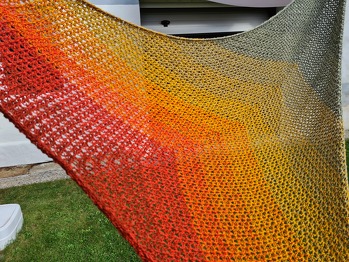 Tolles, einfaches und effektvolles Tuch, das nicht zu dicht gearbeitet ist.
Würde etwas mehr als 1/3 Rest (für die Abnahmen) empfehlen, könnte sonst zu knapp werden.
Habe einen 4fach Bobbel, 1000m mit NS 3,5
Größe bei mir 205x90 cm