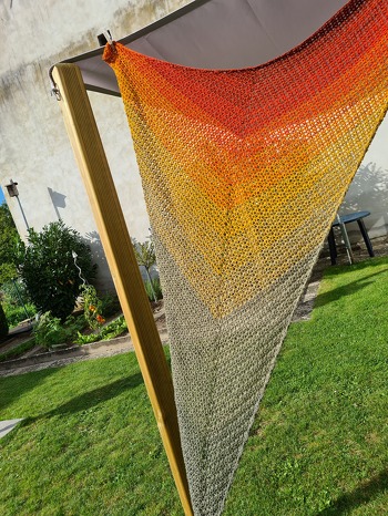 Tolles, einfaches und effektvolles Tuch, das nicht zu dicht gearbeitet ist.
Würde etwas mehr als 1/3 Rest (für die Abnahmen) empfehlen, könnte sonst zu knapp werden.
Habe einen 4fach Bobbel, 1000m mit NS 3,5
Größe bei mir 205x90 cm