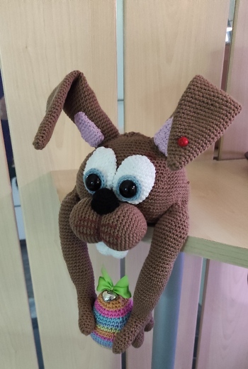 Eine wirklich tolle Idee und die Anleitung ist sehr schön gemacht. Viele Bilder und sehr detaillierte Beschreibungen, so dass die Anleitung einfach nach zu arbeiten ist. Ich habe mit einer etwas kleineren Nadelstärke gearbeitet und der Hase ist einfach toll geworden. Das Ei habe ich noch mit einem kleinen Osterglöckchen versehen. Ich finde den Hasen sooo süß, dass er nicht nur zu Ostern bei uns sein Ei beschützend festhält. Eine sehr süsse und anfängertaugliche Anleitung, die mir sehr viel Spass gemacht und die ich jedem weiter empfehle. Vielen lieben Dank für die tolle Anleitung!