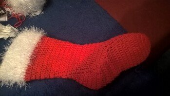 Hallo,
vielen Dank für die tolle Anleitung.
Ich habe den Stiefel etwas abgewandelt. Bei mir hat er einen Rand mit Schachenmayr Brazilia in Weiß
erhalten. Also, mir gefällt das seh gut.