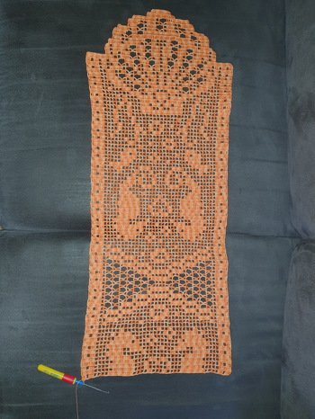 Dieser Tischläufer ist einfach nur schön. Ich bin zwar noch nicht fertig, aber es häkelt sich wie von selbst.  In weiß sieht das bestimmt auch sehr schön aus, das werde ich wohl gleich im Anschluss machen. Häkelt was das Zeug hält:-)