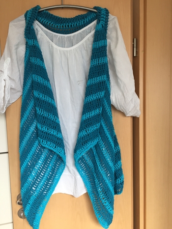 Ich habe zwar ein anderes Muster verwendet aber dank der Maßtabelle war es total einfach! Das Ergebnis ist schön geworden. Ich werde allerdings noch Ärmel hinzufügen.