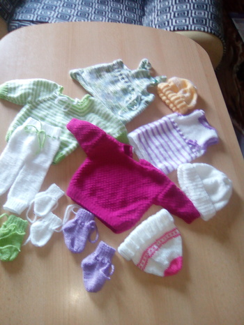 Hier hab ich einige Puppensachen gestrickt. Ein Weihnachtsgeschenk für den Kindergarten meiner Enkelin.