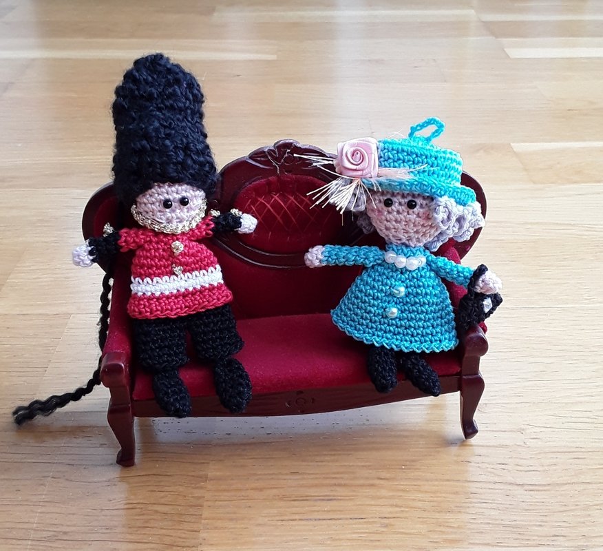 keychain Queen´s guard soldier and Queen Elizabeth England