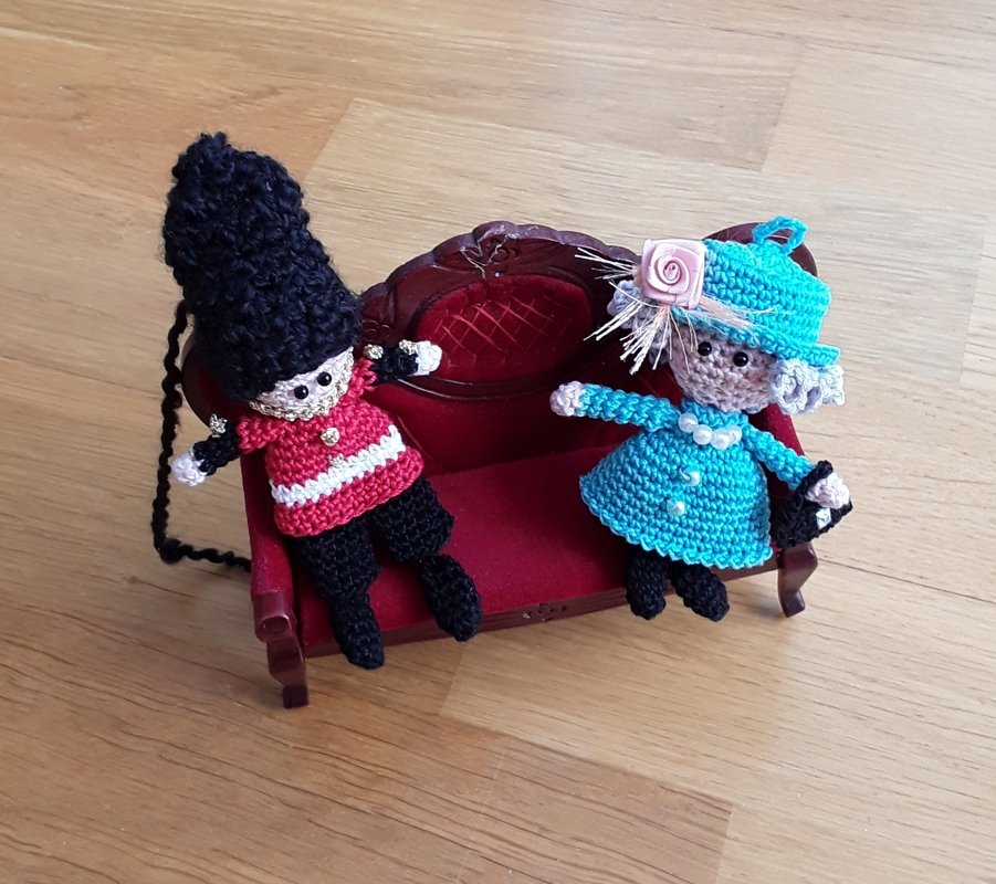 keychain Queen´s guard soldier and Queen Elizabeth England