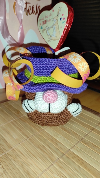 Habe meiner Freundin diesen tollen Hasenbecher zu Ostern geschenkt, sie war total begeistert. Die Anleitung ist sehr verständlich und toll beschrieben. Schön finde ich auch, dass viele Fotos dabei sind, so bleiben keine Fragen offen. Es ging schnell und leicht zu häkeln, so dass die Anleitung auch für Anfänger bestens geeignet ist. Und wieder kann man sich ein super süßes Oster Kunstwerk häkeln, was zudem auch noch sehr praktisch ist, da viele schöne Ostereier oder was auch immer oben reinpassen - ein richtig tolles Überraschungsei! Vielen Dank für die schöne Anleitung.