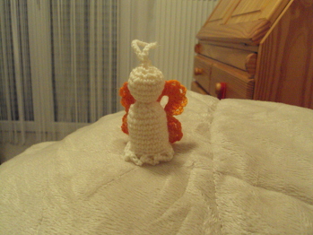 Hat super geklappt, und nach dem 6. Engel hab ich verstanden warum ich in der 19. Runde immer mehr als 12 Maschen habe. In Rd. 19 hat sich der Fehlerteufel eingeschlichen. Statt 2fM 2fM zus.häkeln, muß das 1fm und 2 zusammen sein. Ansonsten bin ich begeistert und es werden noch viel "Resteengel" von meiner Nadel hüpfen. Vielen Dank für die Anleitung :)