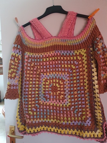 Dieser Pullover war sehr schön zu häkeln. Die Bilder und die gute Beschreibung helfen dabei. Im Vorderteil habe ich ein gehäkeltes Gesicht von mir mit verarbeitet