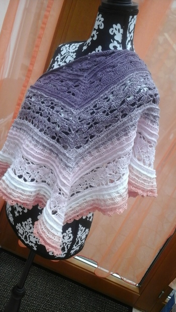 Tolle Anleitungen toll beschrieben mit häkelschrift . Es waren 1000ll 3 Fäden mit 3,5 gehäkelt.  Bobbel von bobbel-love