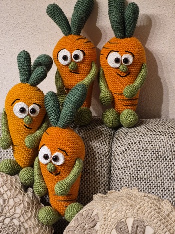 Diese Karotte habe ich etwas abgewandelt insgesamt vier mal gehäkelt. Mein Enkelkind schwimmt in der Mannschaft die 