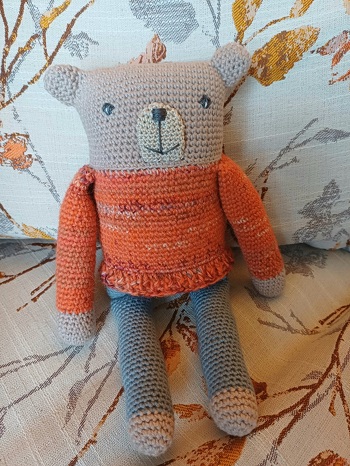Mein erster selbstgemachter Teddy für einen Menschen ❤️, der mit 66 Jahren sein erstes Kuscheltier von mir bekommen hat. Ein paar kleine Änderungen habe ich vorgenommen: Nachdem das Original mit einem Pullover bekleidet ist, sollte eine Hose meiner Meinung nach nicht fehlen 😇 und der Gesichtsausdruck sollte etwas fröhlicher sein. Der Pullover ist übrigens aus dem gleichen Garn, aus dem der Beschenkte auch einen Pullover bekommen hat, Partnerlook 😉.