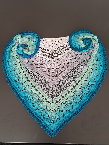 Sehr ausführliche Anleitung; die Muschelschnecken hatte ich noch nie vorher gehäkelt. War aber kein Problem. Caros Anleitungen sind immer perfekt aufbereitet und gut durchdacht.