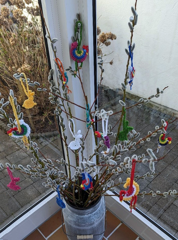 nachdem ich für meinen Osterstrauß schon die Hühner gehäkelt hatte, machte ich mir noch ein paar Häschen dazu, die Anleitung dazu war denkbar einfach und in Null-Komma-Nix waren die Häschen fertig