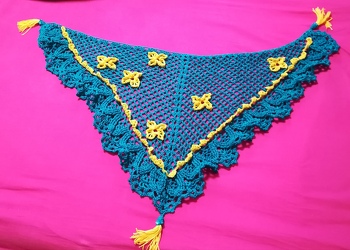 Sehr schönes Tuch.
Leider war es dann doch die falsche Wolle.
Hätte auf die hören sollen, liebe Petra Perle.
Habe ein neues begonnen und bin sogar fehlerfrei (bis jetzt).
Sehr schön ist die Borte, die aber bei meiner Wolle nicht so schön rauskommt.
Freue mich auf das neue Tuch aus Baumwolle mit Farbverlauf von pink zu zart rosa...
(Tuch auf dem Bild leider noch nicht gespannt.)