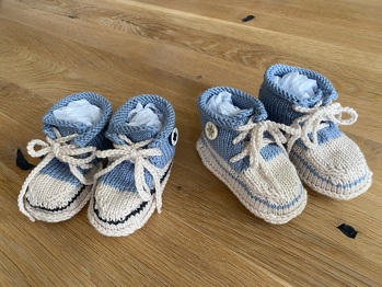 Babyschuhe @ Natalija Puschkina.
Ich habe dünneres Material verwendet und musste Maschenanzahl und Reihen ergänzen. Die Anleitung war gut verständlich.