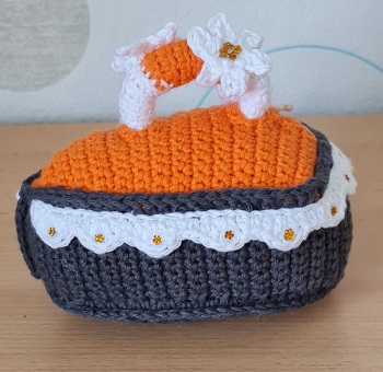 Ich suchte und habe tatsächlich ein Bügeleisen gefunden! Für eine über 80 jährige noch sehr flotte Sammlerin,die in ihrem Kleingartenfenster eine schöne Auswahl von antiken Bügeleisen pflegt. Nun hat sie was Besonderes,was Niemand hat,wie schön.