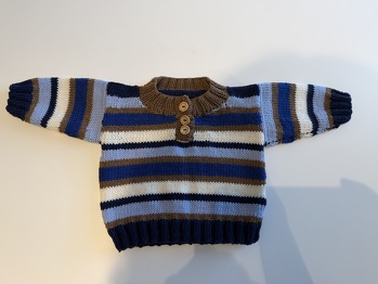 Die Anleitung ist sehr detailliert geschrieben. Es wird alles ausführlich erklärt und man kann den Kinderpullover gemäß dieser Beschreibung sehr gut nacharbeiten.