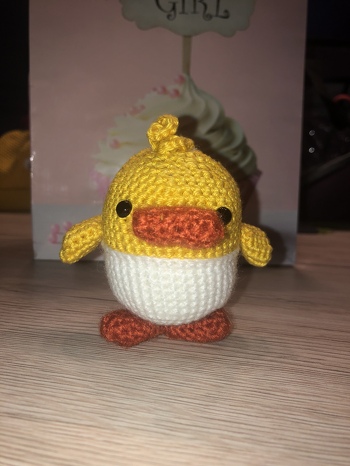 Eine liebe Bekannte ist zum ersten Mal Mama geworden und da wollte ich was passendes schenken. Die Familie betreibt bei uns im Dorf ein Hühnermobil also passte Karlchen wie die Faust aufs Auge. Ich habe in seinem Bauch eine Kapsel vom Ü-Ei versteckt und diese mit Linsen befüllt. Jetzt rasselt er 🤗 vielen lieben Dank für die schöne Anleitung