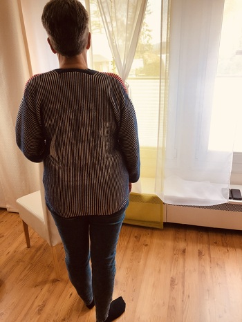 Ich habe aus den tollen Anleitungen eine individuelle Strickjacke zusammen gebastelt. Den Körper habe ich am Stück gearbeitet und anschließend Ärmel und Blenden an gestrickt.