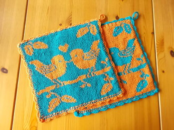 Hab das Tuch als Topflappen gestrickt als Geschenk für eine Freundin. Hat sehr viel Freude gemacht mit der Anleitung, die super geschrieben ist.