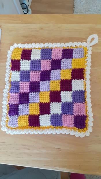 Ein Topflappen ist fertig und ich bin total zufrieden mit der Anleitung. Es hat sich auch kein Fehlerteufel eingeschlichen. Danke. Der Zweite wird nun angefangen.