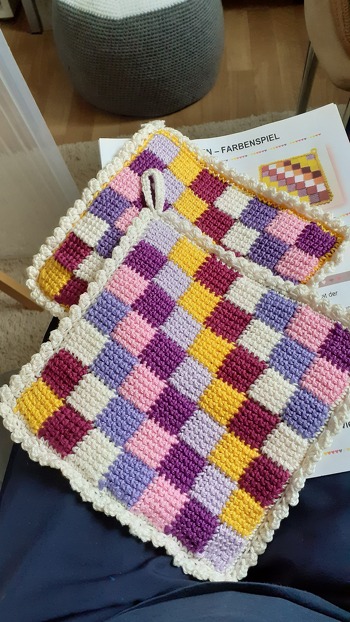 Sehr gute Anleitung. Ich hab nun endlich den Zweiten fertig und ein paar neue auf der Nadel. Gibt's zu Weihnachten als kleine Gabe. Danke an stjerne61.