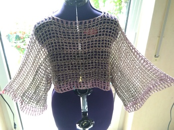 Einfach ein tolles, vielseitiges Teil...ich habe zwei kleine vierfädige  Farbverlaufs-Bobbel  verarbeitet...das Abschlussmuster des Halsausschnitts auch als Blende für Ärmel und Saumabschluss gewählt...hat Spaß gemacht nach dieser tollen Anleitung zu häkeln. Danke liebe Petra Perle :-)