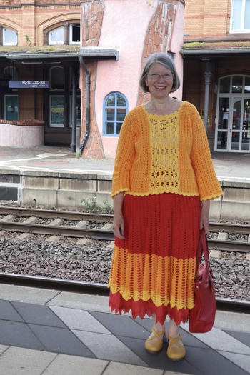 Dies ist meine Version des Häkelrockes von Petra Perle. Das passende Oberteil dazu habe ich nach einer Anleitung von mi-li gehäkelt, die auch bei crazy patterns zu finden ist. Ich bin begeistert!