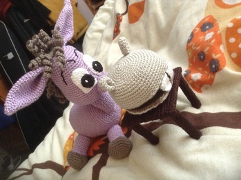 Ja, ging gut. Ich fand nur den "Tisch" nicht so hübsch, den hab ich daher durch einen selbst erdachten ersetzt. Die Freundin, die sich den Esel wünschte, war sehr glücklich mit dem Endergebnis.