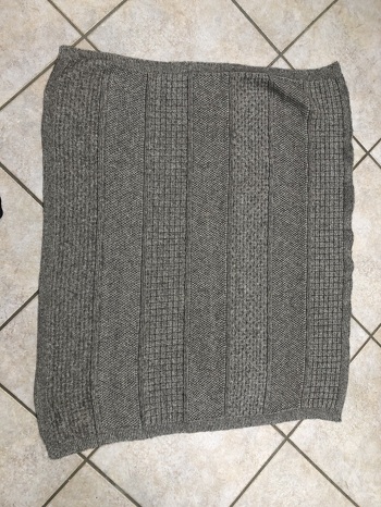 Ich habe schon mehrere Decken mit dieser Anleitung gestrickt.
Diesmal habe ich mich entschieden eine mit weniger Mustersätze entschieden.