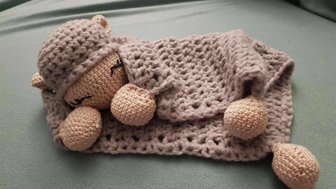 Crochet pattern for comforter / cuddly sheep