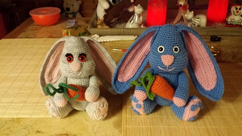 Ich habe gleich 2 Häschen gehäkelt. Bin mit der Anleitung gut klar gekommen.