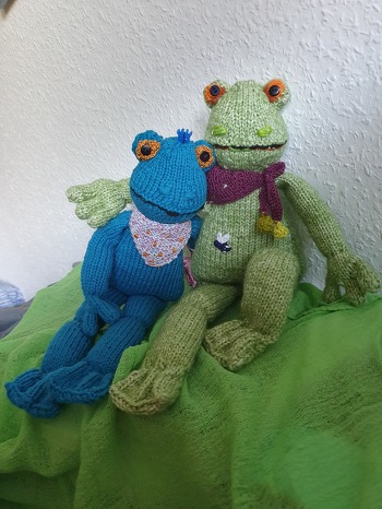 Frosch Luis der Zweite. Nr 3 mit noch dünnerer und Nr 4 mit endlich gefundener dicker Wolle - und damit größer- sind in Arbeit. (Die Originalwolle ist nicht Mehr erhältlich.) Die Hände habe ich wieder abgewandelt.
