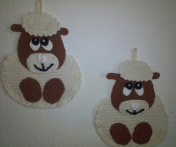 Diese Topflappen habe ich von RollisWollis Muster für meine Tochter gehäkelt und nun auch noch für meine Enkelin, sie gefallen super