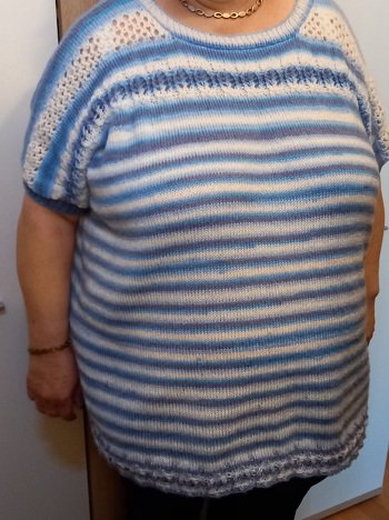 Die Anleitung ist einfach und verständlich. Den Pulli hat man razt fazt gestrikt. Durch die vielen Runden glatt rehts wird es ein absolut Fernsehtaugliches Strickstück.